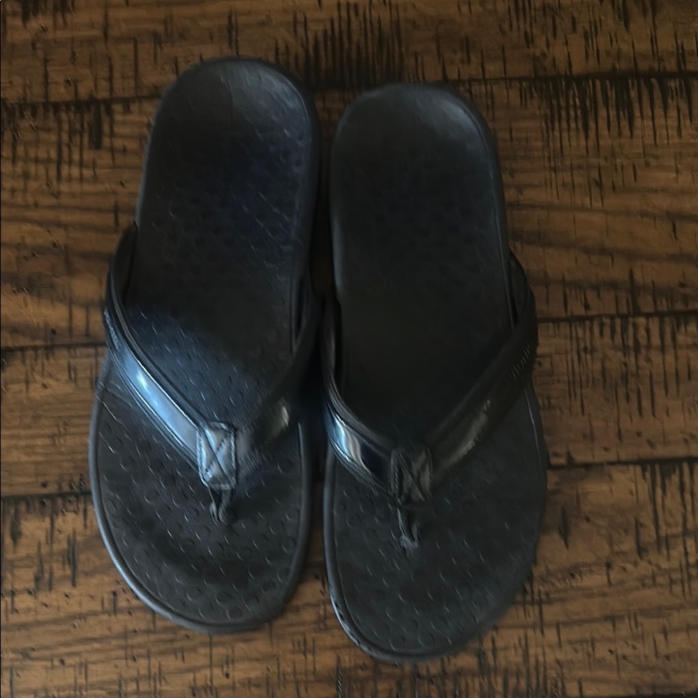 Vionic Black Flip flop sandals